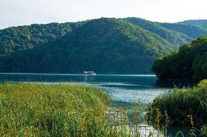 lago com água azul-turquesa, parque nacional plitvice lakes, croácia