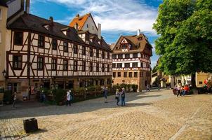 antigos edifícios tradicionais medievais nas ruas e praça de nuremberg foto