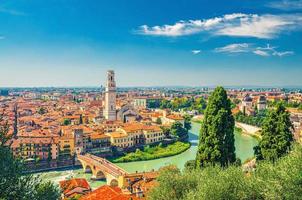 vista aérea do centro histórico da cidade de verona foto