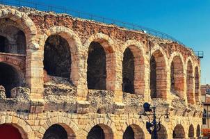 as paredes de pedra calcária da arena de verona com janelas em arco na praça piazza bra foto