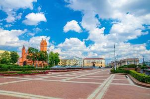 santos simon e helena igreja católica romana ou igreja vermelha na praça da independência em minsk foto