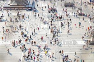multidão pequenas figuras de pessoas na praça piazza del duomo, milão, itália foto