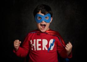criança feliz brincando de super-herói foto
