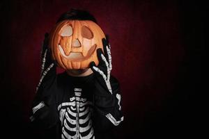 menino fantasiado de esqueleto no halloween foto
