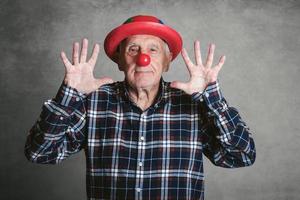 avô engraçado com chapéu e nariz de palhaço