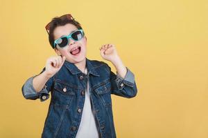 menino feliz e sorridente com óculos de sol foto