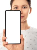 mulher mostrando a tela do celular foto