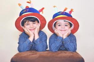 irmãos gêmeos felizes em seu aniversário foto