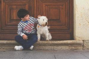 menino feliz com seu cachorro foto