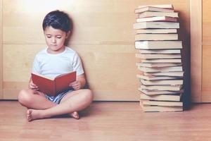 menino lendo um livro foto