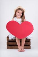 garota feliz com um coração vermelho foto