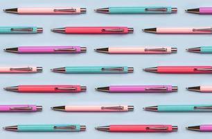 vista superior plana de canetas coloridas interligadas foto