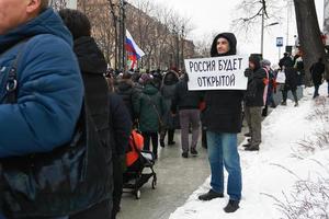 moscou, rússia - 24 de fevereiro de 2019 marcha memorial nemtsov. homem segurando um cartaz escrito à mão com palavras a rússia estará aberta foto