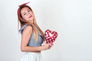 jovem mulher com balão em forma de coração foto