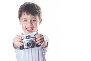 menino sorridente com câmera fotográfica foto