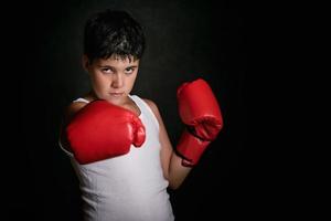 garotinho com luvas de boxe foto