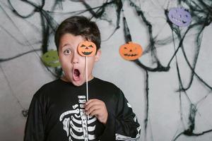 menino engraçado na festa de halloween foto