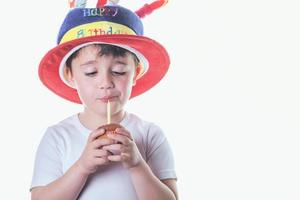 menino feliz com chapéu de aniversário foto