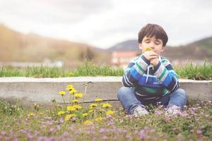 criança feliz com flores na primavera foto