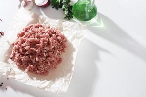 carne de porco picada caseira em papel manteiga foto