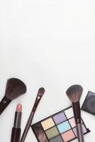 cosméticos de maquiagem isolados no fundo branco foto