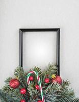 fundo do conceito de natal. moldura preta com decoração de natal e galhos de árvore do abeto foto