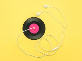 disco de vinil e fones de ouvido brancos com um conceito wire.music foto