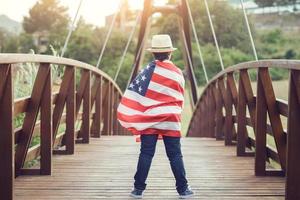 criança com a bandeira dos estados unidos foto