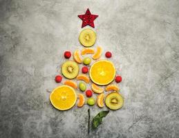 fundo do conceito de natal. pedaços de frutas em forma de árvore de natal foto