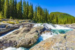 água do rio de fluxo rápido da bela cachoeira rjukandefossen hemsedal norway. foto