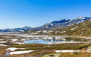 incrível vavatn lago panorama áspero paisagem neve montanhas hemsedal noruega. foto