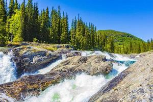 água do rio de fluxo rápido da bela cachoeira rjukandefossen hemsedal norway. foto