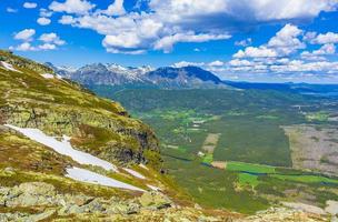 belo vale panorama noruega hemsedal hydalen com nevou nas montanhas. foto