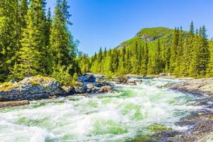 água do rio de fluxo rápido da bela cachoeira rjukandefossen hemsedal norway. foto