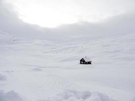 cabana de cabana de casa solitária coberta de neve, paisagem branca de inverno, Noruega. foto