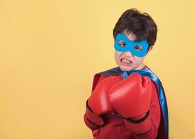 Super heroi. retrato de menino em traje de super-herói foto