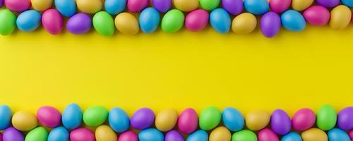 bando de ovos coloridos em uma renderização 3d de fundo amarelo de páscoa. pilha de ovos de páscoa birght e coloridos - renderização 3d. borda de quadro de composição de conceito de páscoa foto