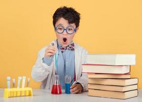 cientista infantil em laboratório foto