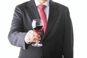 empresário segurando um copo de vinho