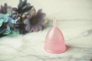 copo menstrual rosa foto