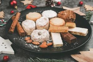 torrão, mantecados e polvorones.sortimento de doces de natal típicos da espanha foto