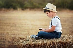 menino lendo um livro no campo foto