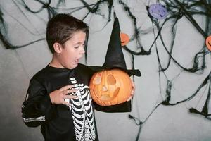 menino engraçado na festa de halloween foto