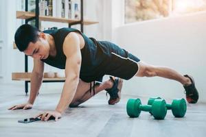 jovem asiático exercício em casa foto