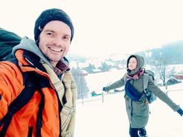 casal feliz rindo ao ar livre na zona rural de montanha de inverno foto