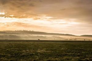 pôr do sol sobre as montanhas nebulosas foto