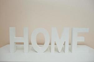 letras brancas de madeira em casa na prateleira foto