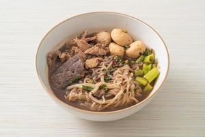 macarrão tailandês com carne de porco, carne de porco estufada, almôndega e fígado de porco em sopa de sangue foto