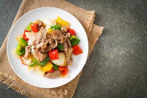 carne de porco frita com pimenta preta foto