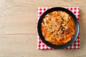 macarrão udon ramen coreano com carne de porco na sopa kimchi foto